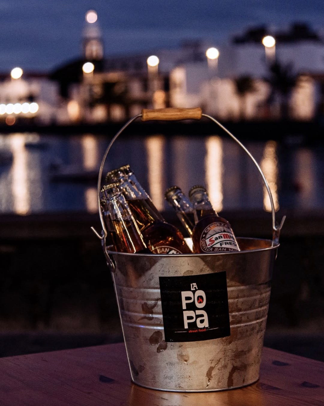 Cubo de cervezas frente al Charco de San Ginés en La Popa
