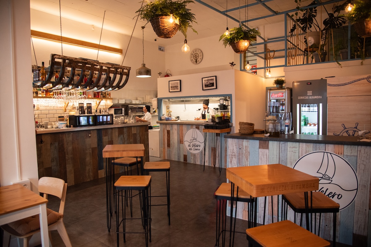 Interior luminoso de la cafetería El Velero del Charco en Arrecife