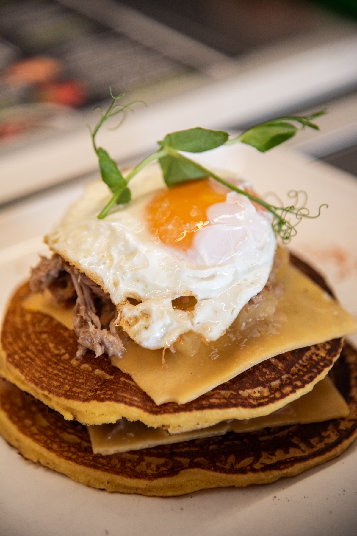 Brunch con tortitas, huevo y jamón en El Velero del Charco, Arrecife