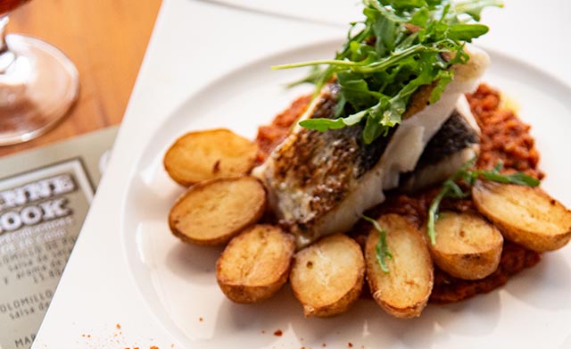 Pescado con papas y sofrito servido en La Chalana del Charco, Arrecife