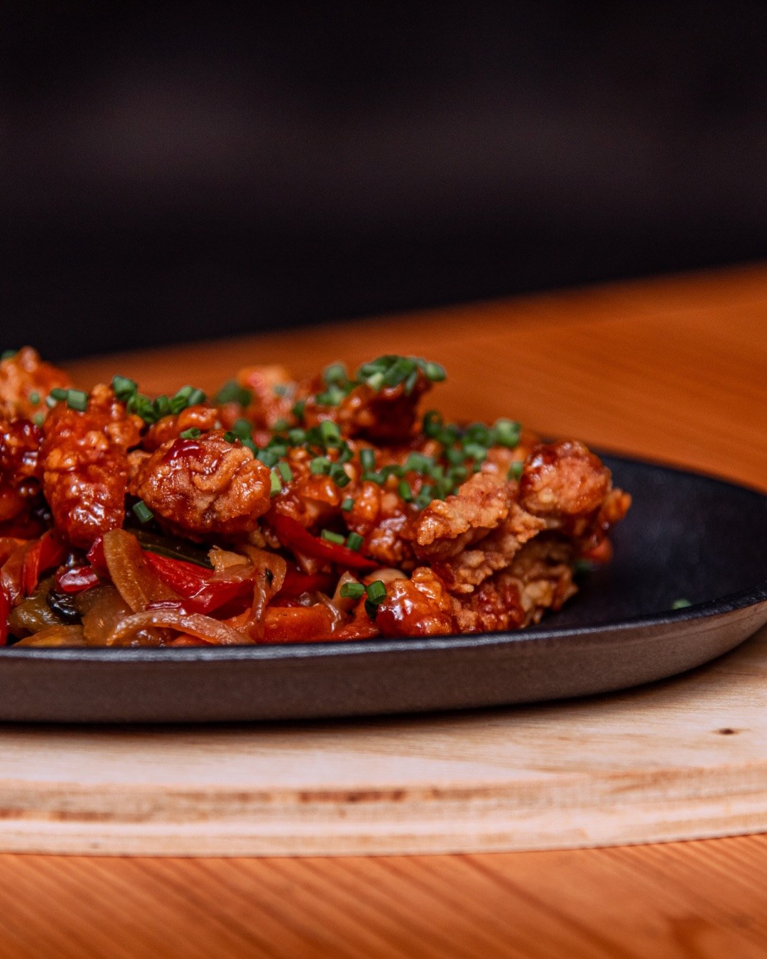 Pollo crujiente con salsa picante y cebollino de La Popa